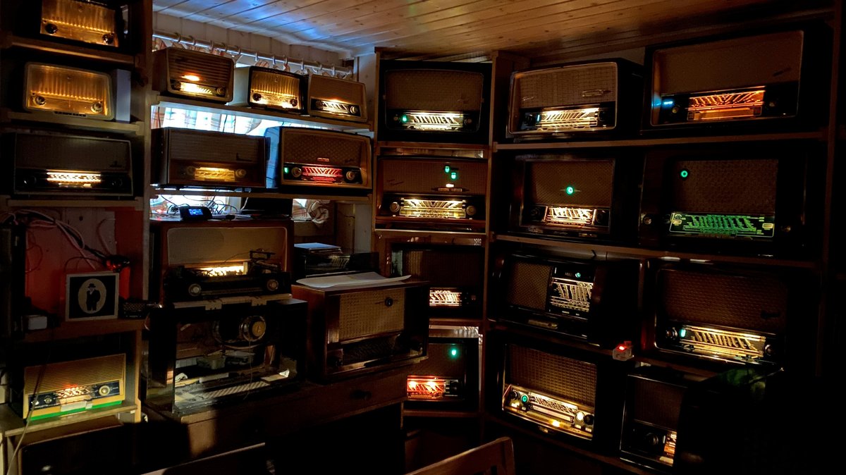 Ein alter Radioapparat neben dem Anderen stapeln sich im Kellerraum eines Radiosammlers. 