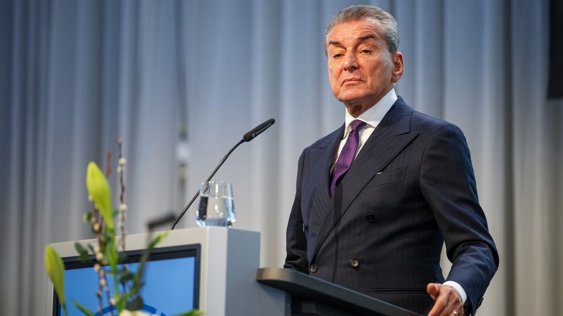 ARCHIV - 27.01.2025, Saarland, Saarbrücken: Michel Friedman spricht während der Parlamentarischen Gedenkstunde des Saarländischen Landtags zum Tag des Gedenkens an die Opfer des Nationalsozialmus. | Bild: Oliver Dietze/dpa ARCHIV - 27.01.2025, Saarland, Saarbrücken: Michel Friedman spricht während der Parlamentarischen Gedenkstunde des Saarländischen Landtags zum Tag des Gedenkens an die Opfer des Nationalsozialmus.