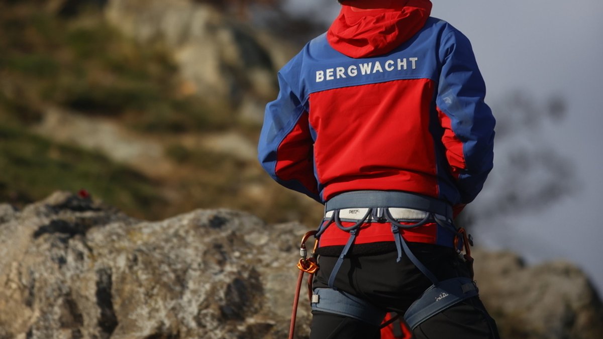 Ein Mann mit der Aufschrift "Bergwacht" auf seiner Jacke. 