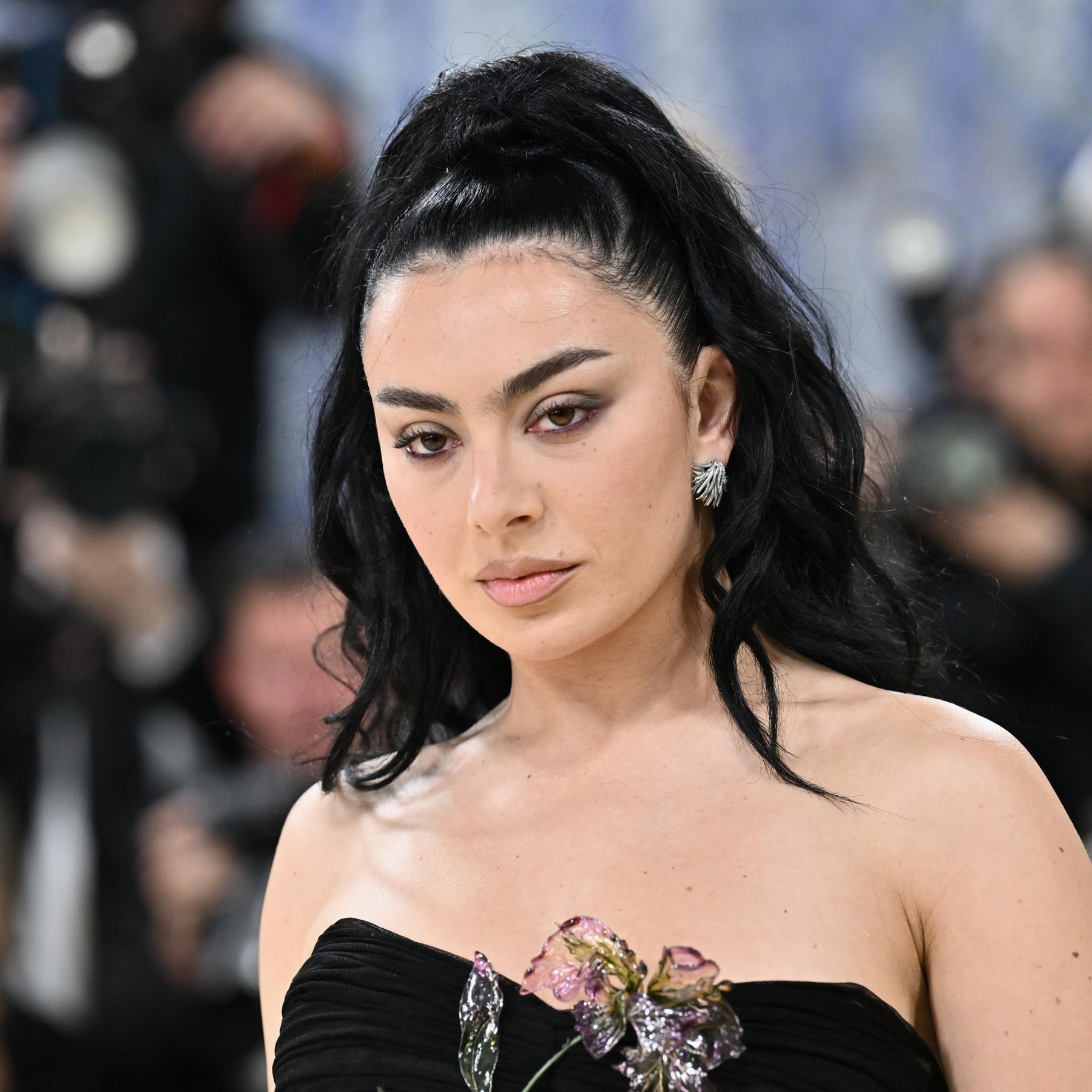 "Music, Fashion, Film": Wie gut ist das neue Album von Charli XCX?