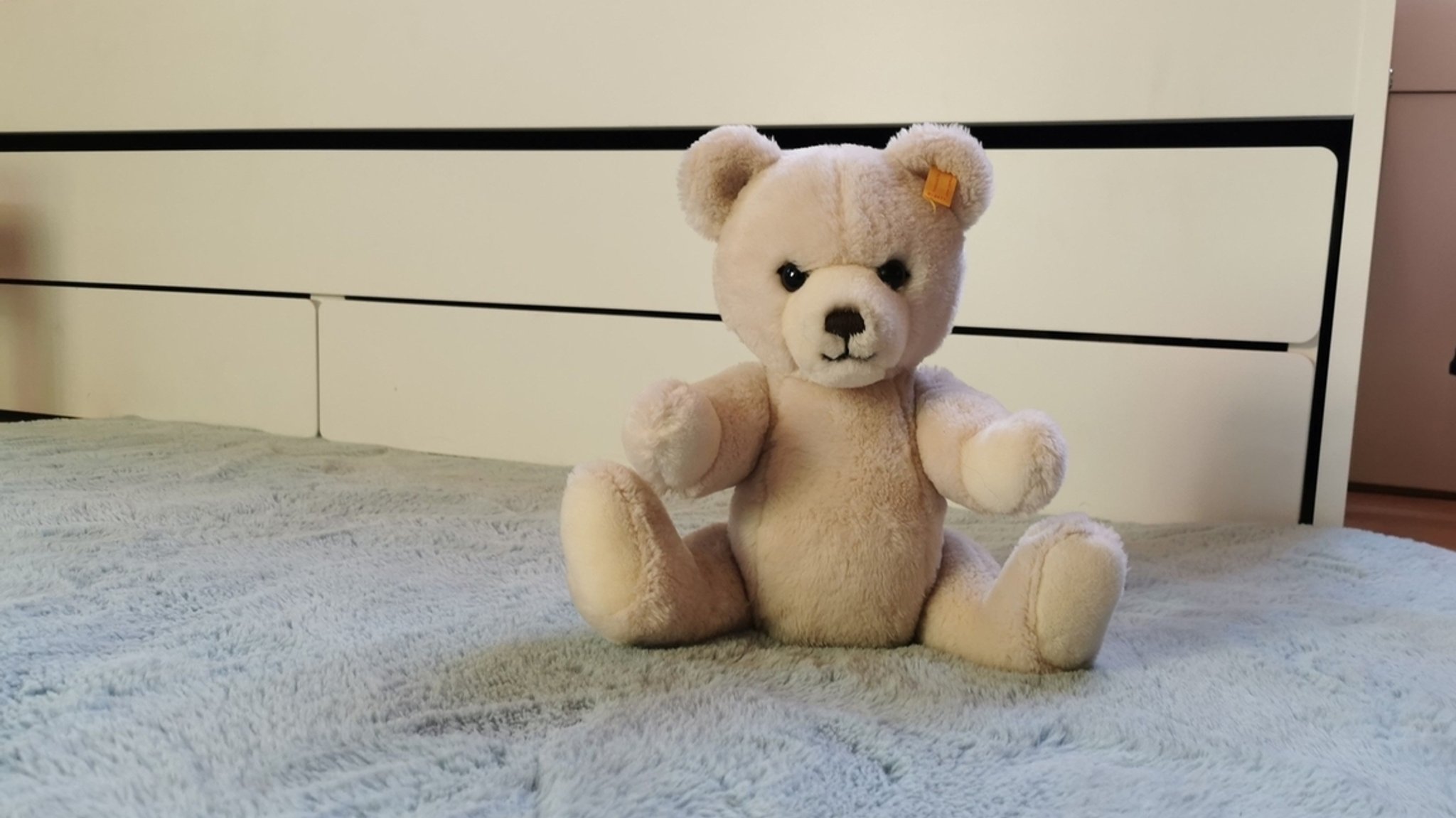 Ein Teddybär in einem Kinderzimmer (Symbolbild).