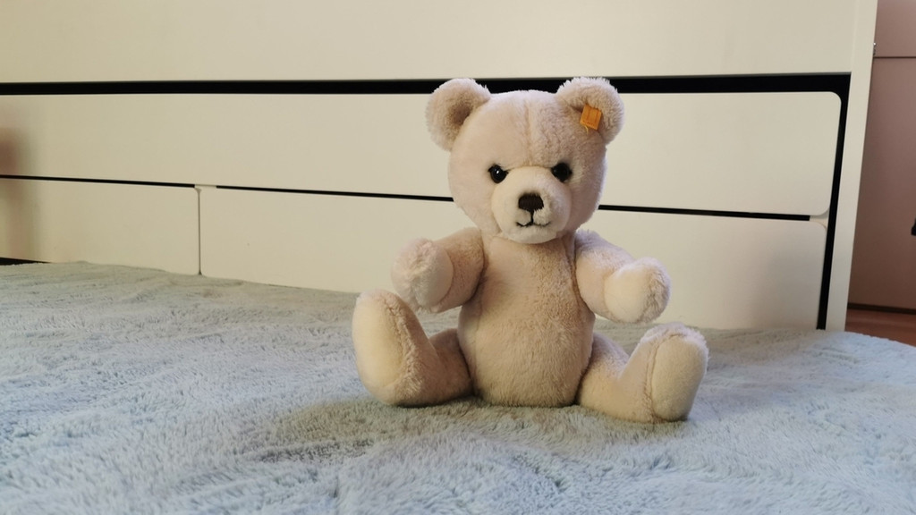 Ein Teddybär in einem Kinderzimmer (Symbolbild).