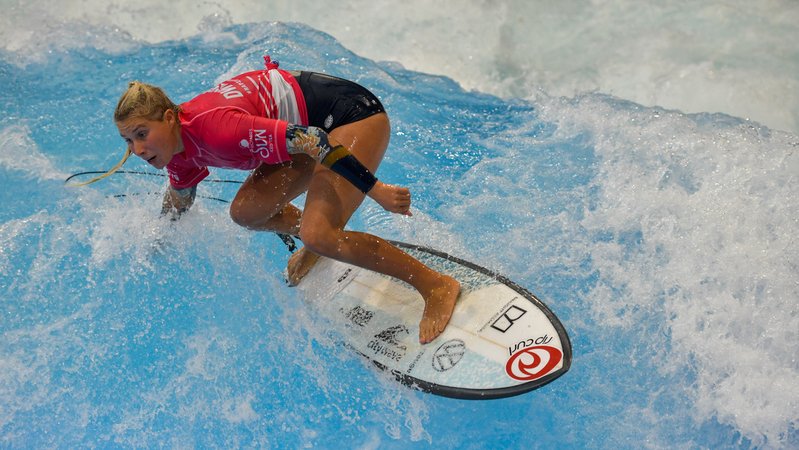 Surferin Janina Zeitler | Bild: picture-alliance/dpa Surferin Janina Zeitler