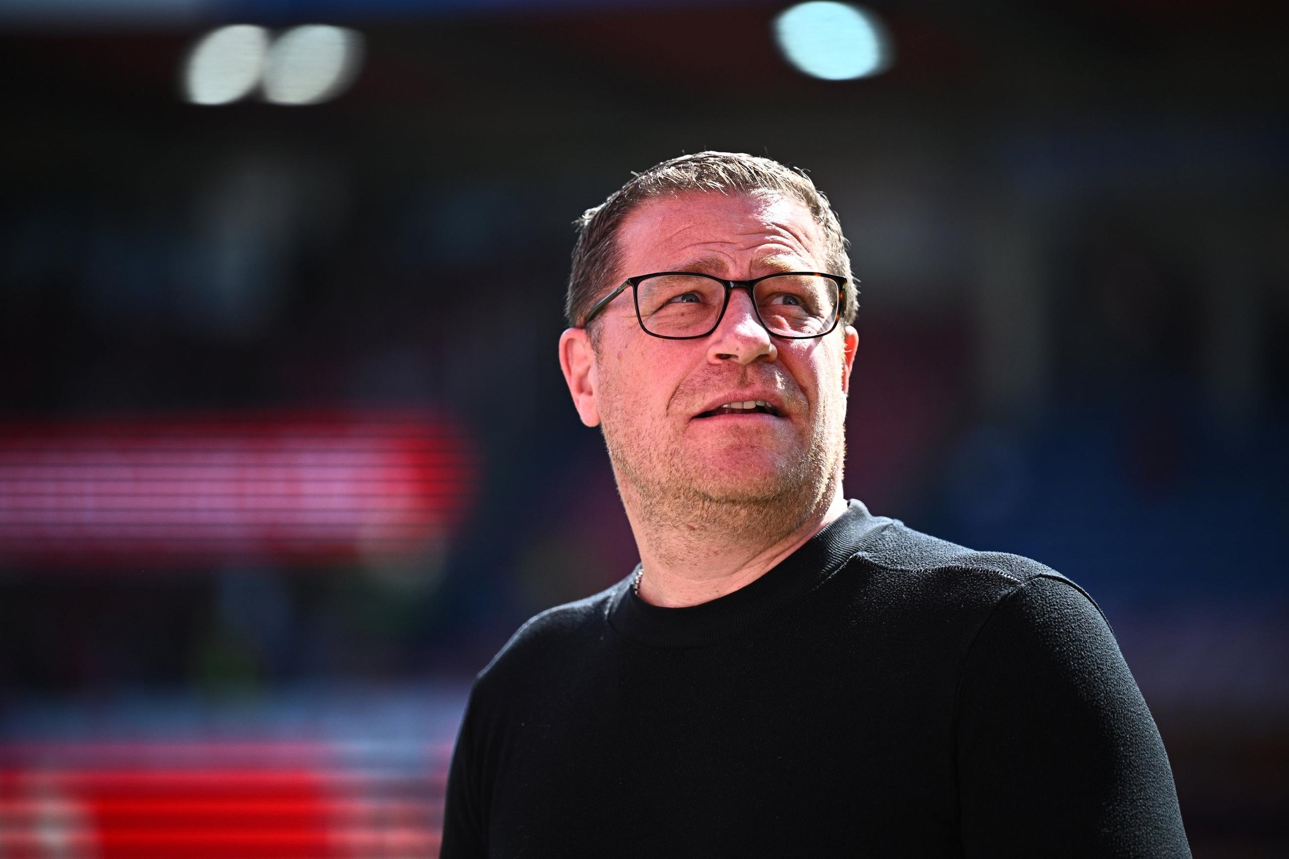 06.04.2024, Baden-Württemberg, Heidenheim: Fußball: Bundesliga, 1. FC Heidenheim - Bayern München, 28. Spieltag, Voith-Arena. Münchens Sportvorstand Max Eberl kommt ins Stadion und zeigt das Sieges-Zeichen. WICHTIGER HINWEIS: Gemäß den Vorgaben der DFL Deutsche Fußball Liga bzw. des DFB Deutscher Fußball-Bund ist es untersagt, in dem Stadion und/oder vom Spiel angefertigte Fotoaufnahmen in Form von Sequenzbildern und/oder videoähnlichen Fotostrecken zu verwerten bzw. verwerten zu lassen. Foto: Tom Weller/dpa +++ dpa-Bildfunk +++