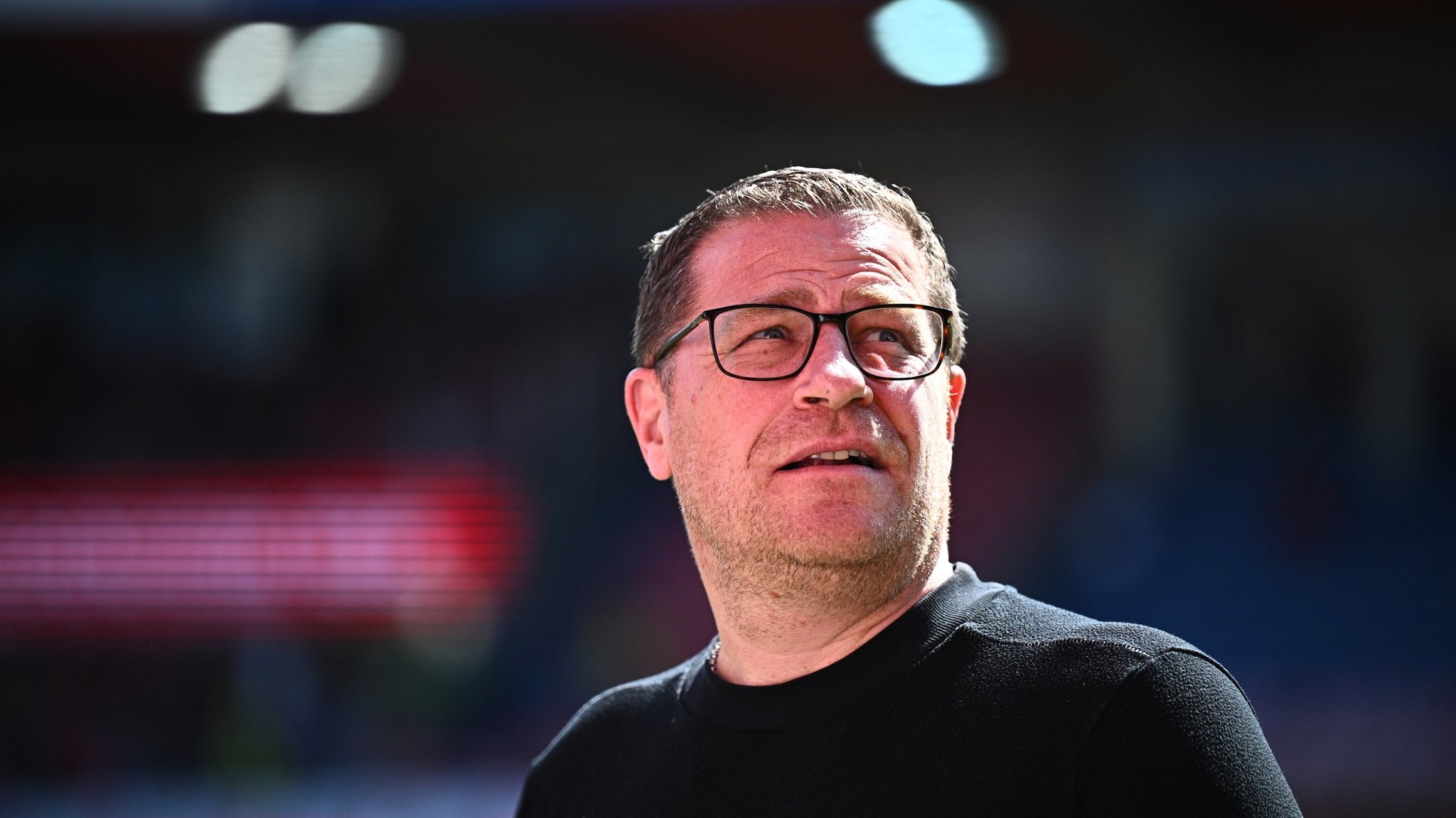 06.04.2024, Baden-Württemberg, Heidenheim: Fußball: Bundesliga, 1. FC Heidenheim - Bayern München, 28. Spieltag, Voith-Arena. Münchens Sportvorstand Max Eberl kommt ins Stadion und zeigt das Sieges-Zeichen. WICHTIGER HINWEIS: Gemäß den Vorgaben der DFL Deutsche Fußball Liga bzw. des DFB Deutscher Fußball-Bund ist es untersagt, in dem Stadion und/oder vom Spiel angefertigte Fotoaufnahmen in Form von Sequenzbildern und/oder videoähnlichen Fotostrecken zu verwerten bzw. verwerten zu lassen. Foto: Tom Weller/dpa +++ dpa-Bildfunk +++