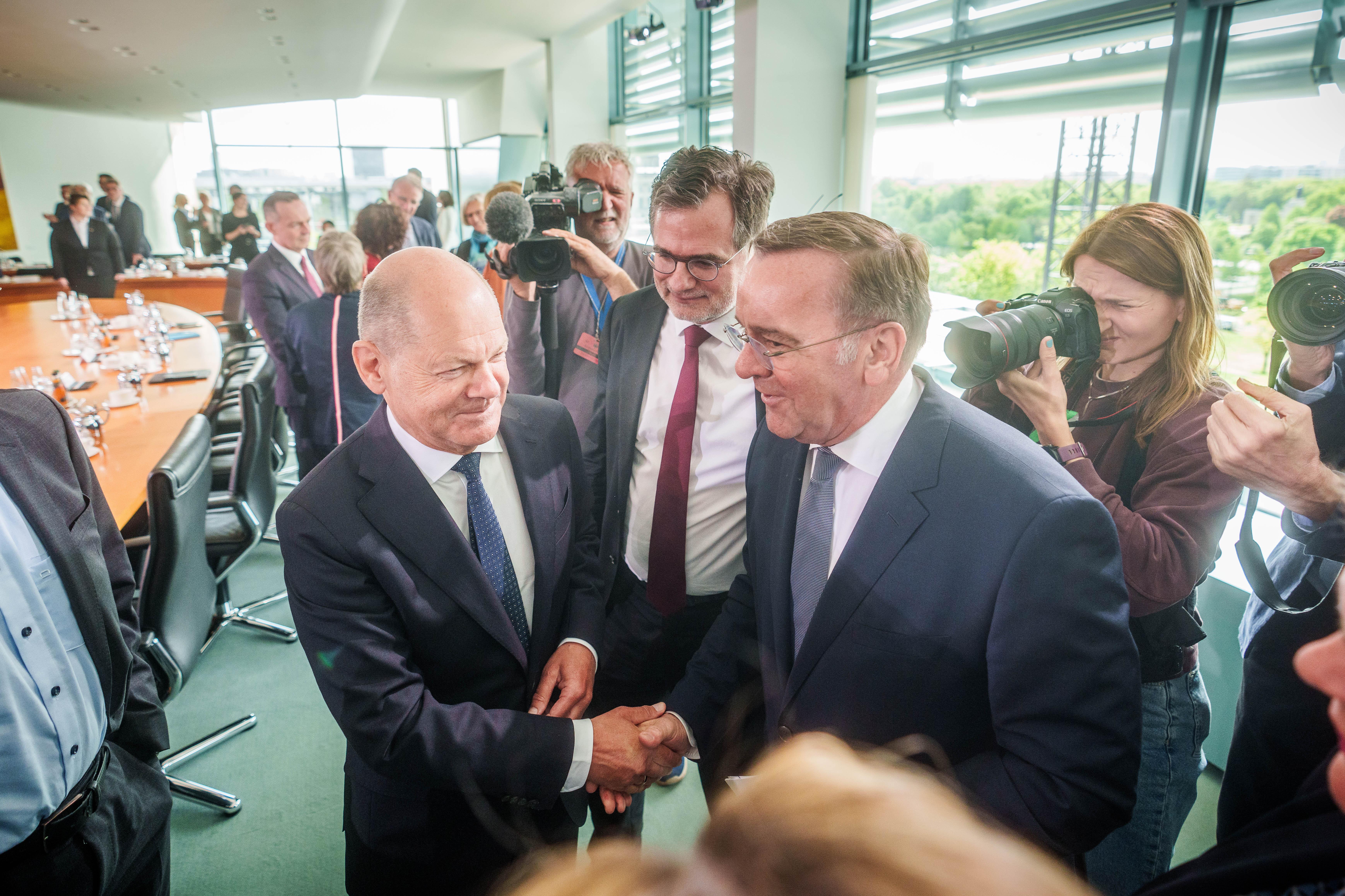 Bundeskanzler Olaf Scholz (SPD), begrüßt Boris Pistorius (SPD), Verteidigungsminister, vor Beginn der letzten regulären Kabinettssitzung 
