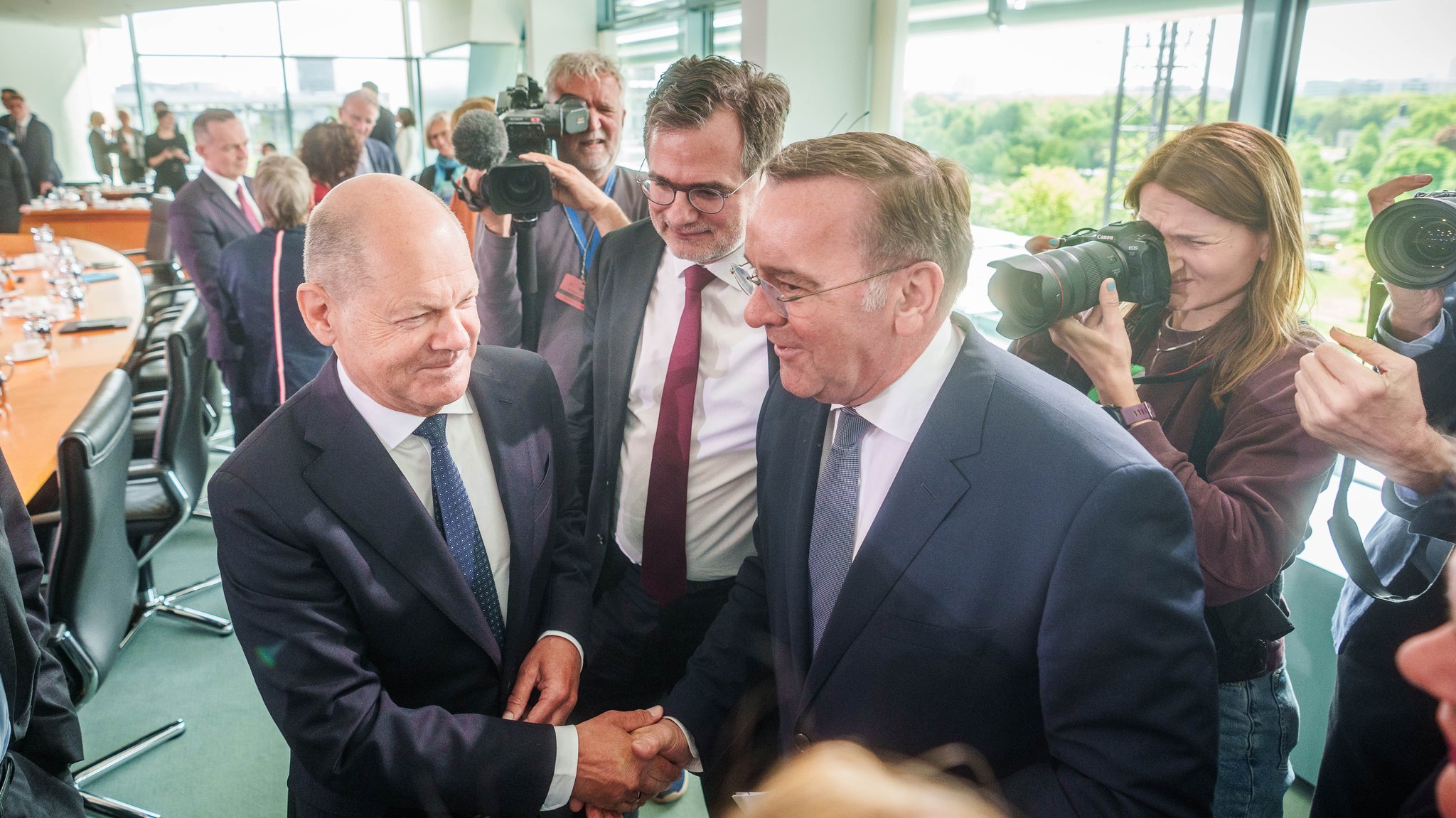 Bundeskanzler Olaf Scholz (SPD), begrüßt Boris Pistorius (SPD), Verteidigungsminister, vor Beginn der letzten regulären Kabinettssitzung 