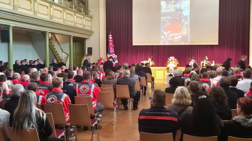 Trauerfeier für getöteten 20-Jährigen im Kaufbeurer Stadtsaal | Bild: BR/Christian Michael Hammer Trauerfeier für getöteten 20-Jährigen im Kaufbeurer Stadtsaal
