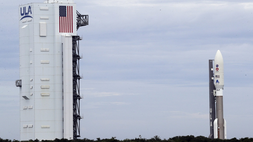 Cape Canaveral, USA: Eine "Atlas-V"-Rakete der United Launch Alliance, wird für ihren Transport zum Space Launch Complex 41 in Cape Canaveral vorbereitet. Die Rakete, die am Donnerstag starten soll, wird im Februar 2021 auf dem Mars landen, wo der Mars 2020 Rover "Perseverance" geologische Untersuchungen durchführen soll. 