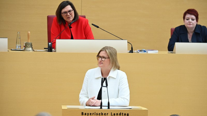 Katrin Ebner-Steiner (AfD) am Rednerpult, im Hintergrund Ilse Aigner (Landtagspräsidentin). | Bild: picture alliance / SVEN SIMON | Frank Hoermann Katrin Ebner-Steiner (AfD) am Rednerpult, im Hintergrund Ilse Aigner (Landtagspräsidentin).