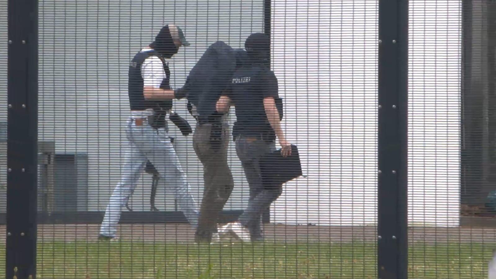 Ein Mann, bei dem es sich um einen mutmaßlichen chinesischen Spion handelt, wird zur Haftvorführung an den Bundesgerichtshof (BGH) gebracht.