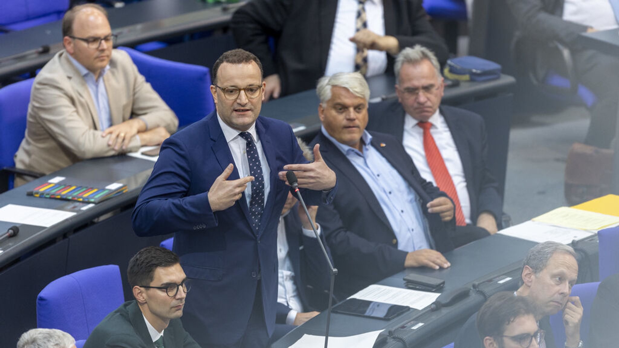 27.06.2024, Berlin: Jens Spahn (CDU, M), spricht im Bundestag. Weitere Abgeordnete in seiner Sitzreihe sind Sepp Müller (CDU, l-r), Markus Grübel (CDU) und Paul Lehrieder (CSU). In der 178. Sitzung des 20. Deutschen Bundestages geht es unter anderem um die geplante Krankenhausreform sowie Abstimmungen über die Bundeswehr-Einsätze im Kosovo (KFOR), in Bosnien-Herzegowina (Eufor Althea) und vor der libanesischen Küste (Unifil). Weitere Themen sind der Tätigkeitsbericht des Petitionsausschusses, Beratung zum Asylrecht auf Antrag der CDU/CSU und eine Aktuelle Stunde zur Beschaffung von Corona-Schutzmasken, auf Antrag der Ampel-Koalition. Foto: Lucas Röhr/dpa +++ dpa-Bildfunk +++