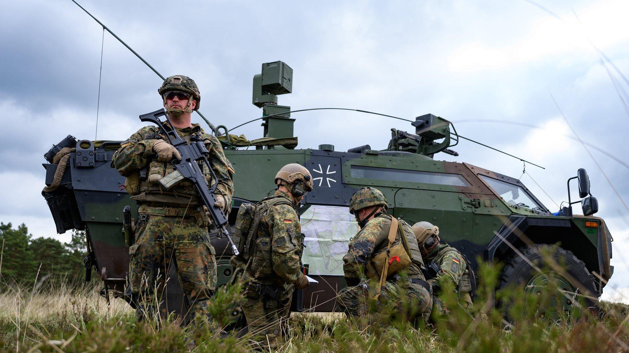 Soldaten der Bundeswehr vom Aufklärungslehrbataillon 3 «LÜNEBURG» üben auf dem Standortübungsplatz neben dem Spähwagen vom Typ Fennek.