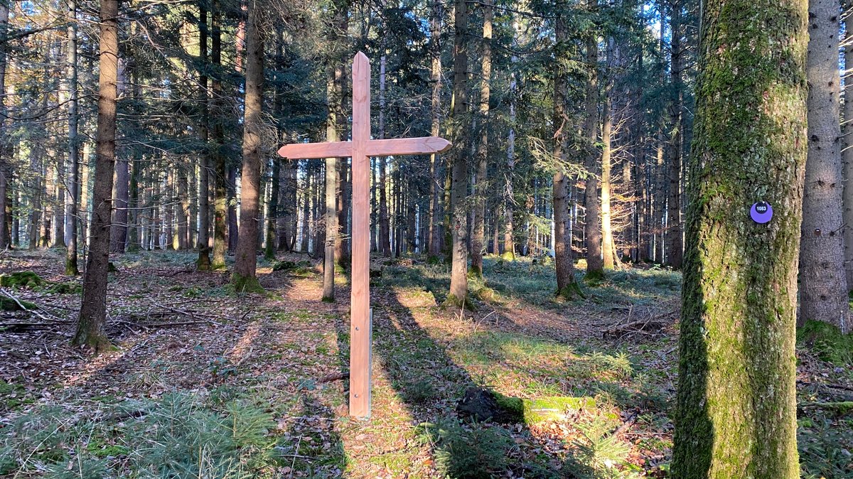 Ein Holzkreuz mitten im Wald