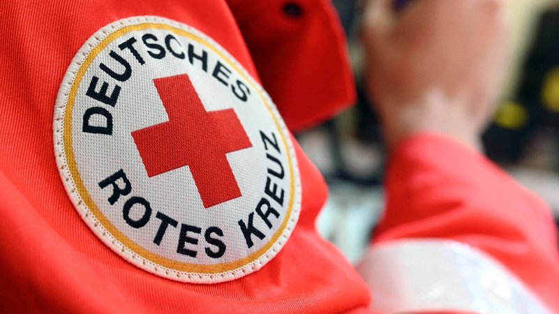 Ein Logo des Deutschen Roten Kreuzes (DRK) am Ärmel eines Sanitäters (Symbolbild)