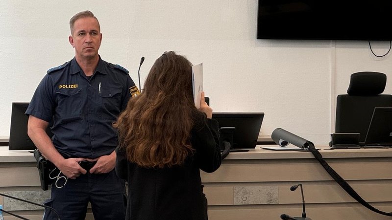 Die Angeklagte sieht dem Opfer, einer 23-jährigen Frau aus Eppingen, erstaunlich ähnlich - daher auch der Name des Verfahrens. | Bild: BR/Susanne Pfaller Die Angeklagte sieht dem Opfer, einer 23-jährigen Frau aus Eppingen, erstaunlich ähnlich - daher auch der Name des Verfahrens.