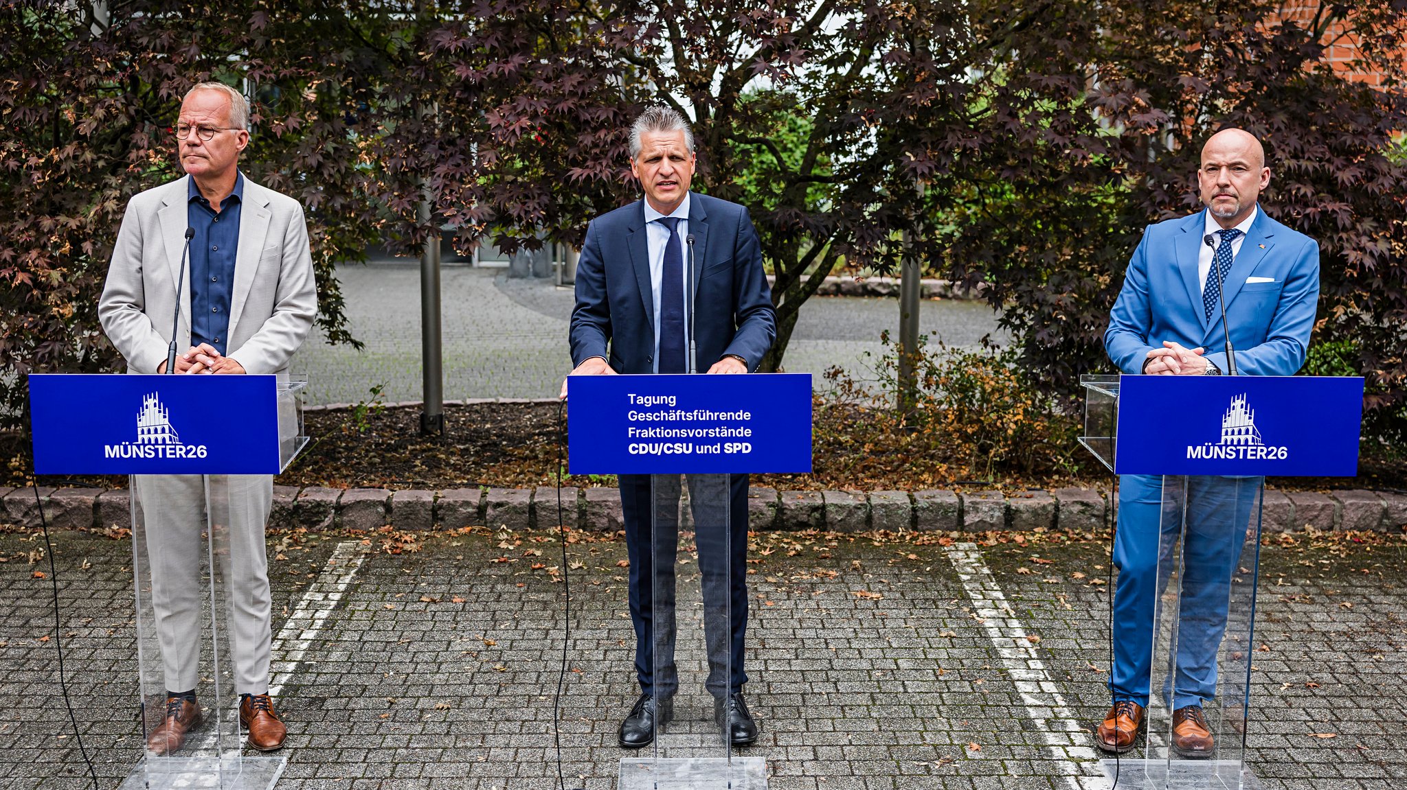 Klausurtagung der Fraktionsvorstände von Union und SPD in Münster: Matthias Miersch, Vorsitzender der SPD-Bundestagsfraktion, Thorsten Frei, Vorsitzender der CDU/CSU-Bundestagsfraktion, Alexander Hoffmann ,Vorsitzender der CSU im Bundestag (v.l.n.r.) | Bild: picture alliance/dpa | Lars Berg Klausurtagung der Fraktionsvorstände von Union und SPD in Münster: Matthias Miersch, Vorsitzender der SPD-Bundestagsfraktion, Thorsten Frei, Vorsitzender der CDU/CSU-Bundestagsfraktion, Alexander Hoffmann ,Vorsitzender der CSU im Bundestag (v.l.n.r.)
