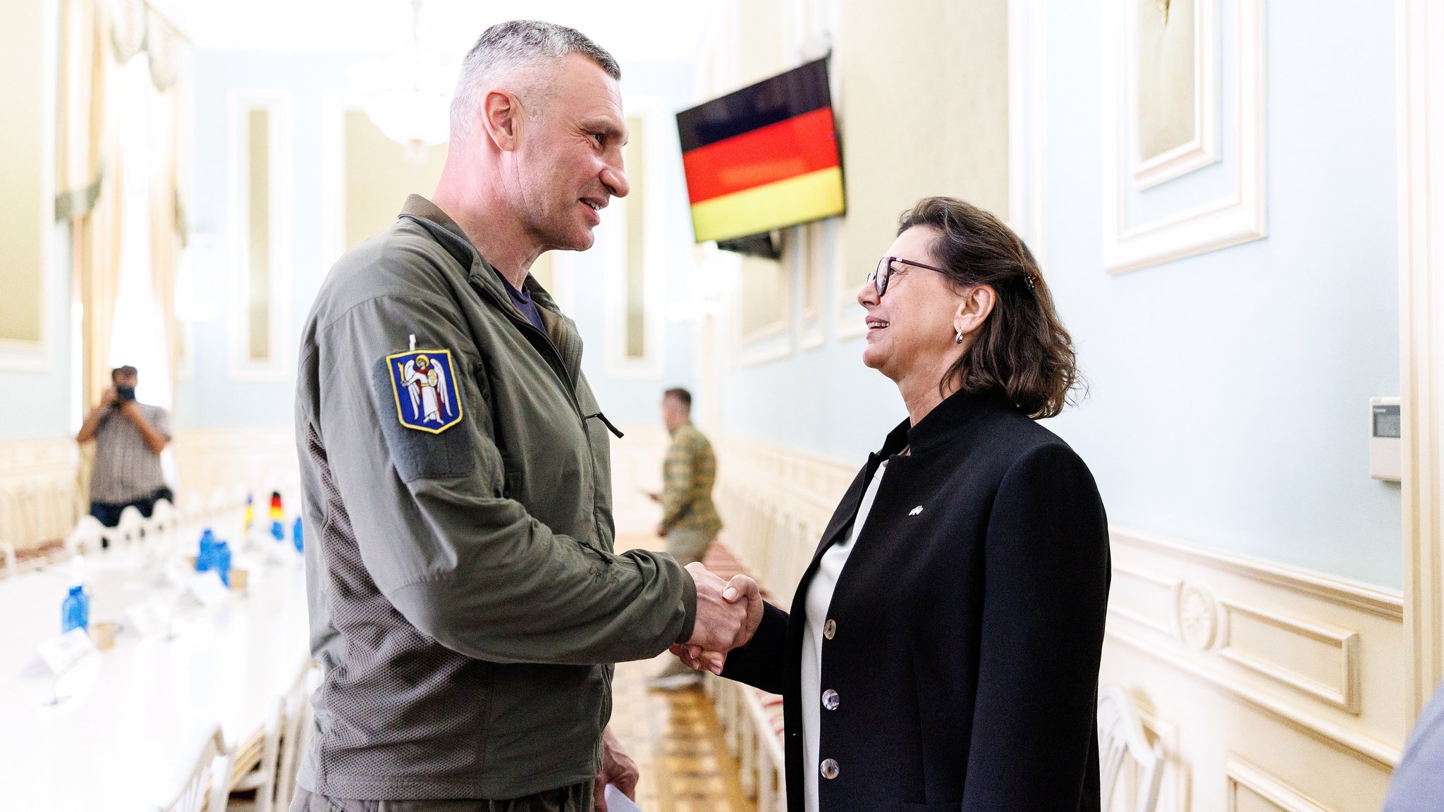 Landtagspräsidentin Ilse Aigner mit dem Kiewer Bürgermeister Vitali Klitschko (links). | Bild: Foto: Matthias Balk | Bildarchiv Bayerischer Landtag Landtagspräsidentin Ilse Aigner mit dem Kiewer Bürgermeister Vitali Klitschko (links).