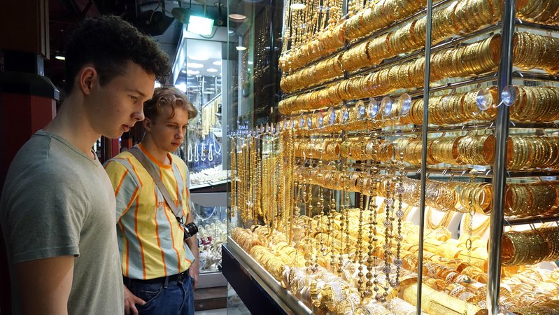 Junge Männer vor einer Auslage mit Goldschmuck | Bild: picture alliance Junge Männer vor einer Auslage mit Goldschmuck
