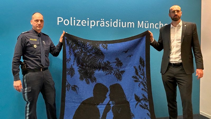 Zwei Polizisten die eine Decke im Polizeipräsidium München hochhalten | Bild: BR/Meike Föckersperger Zwei Polizisten die eine Decke im Polizeipräsidium München hochhalten