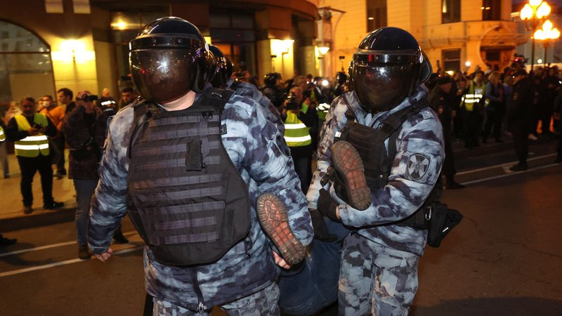 Russische Polizeibeamte nahmen in Moskau Demonstranten gegen die angekündigte Teilmobilmachung fest.