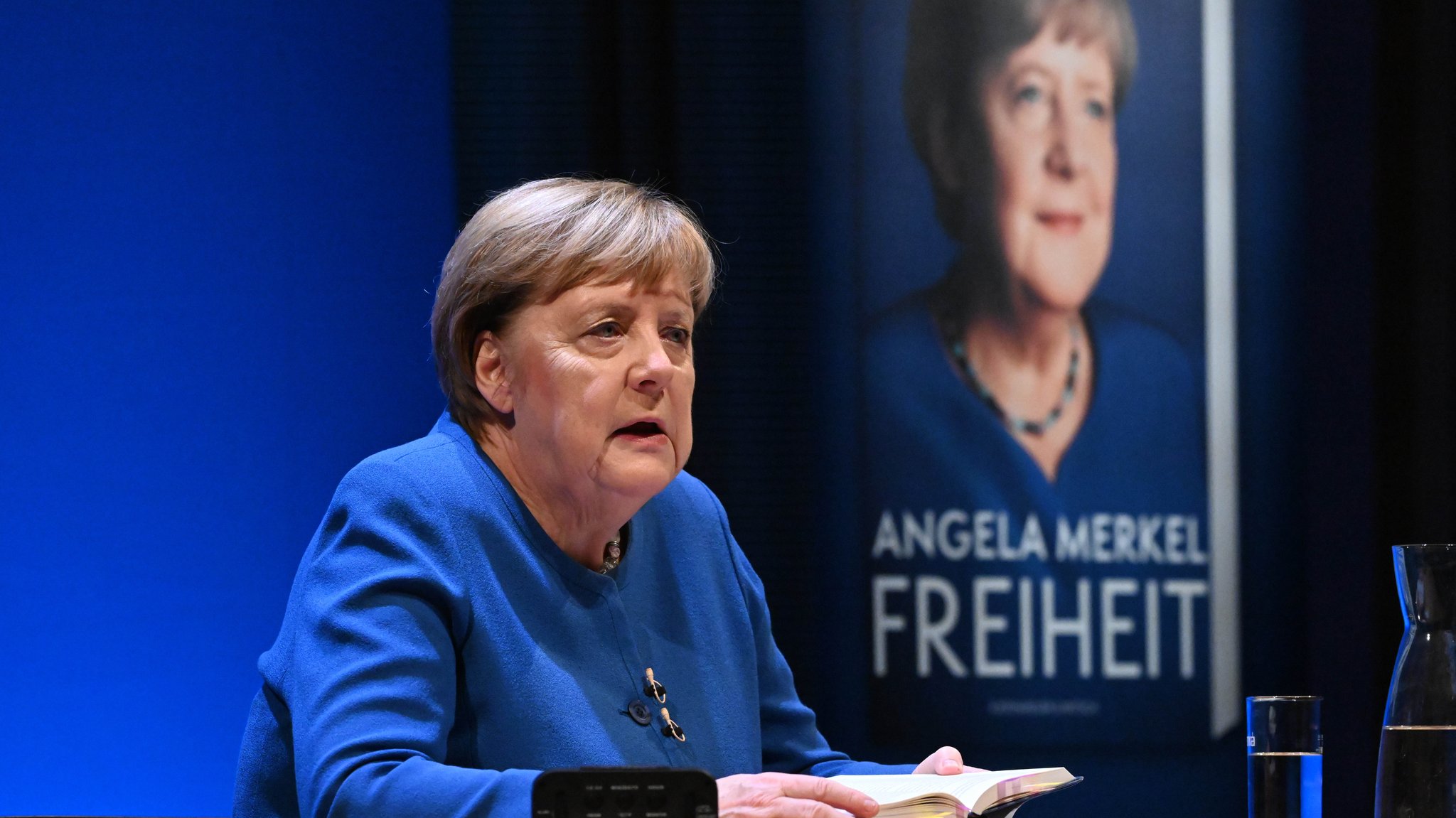 Ex-Kanzlerin Angela Merkel sitzt auf der Bühne des Theaters in Stralsund bei der Vorstellung ihres Buchs "Freiheit. Erinnerungen 1954 - 2021".