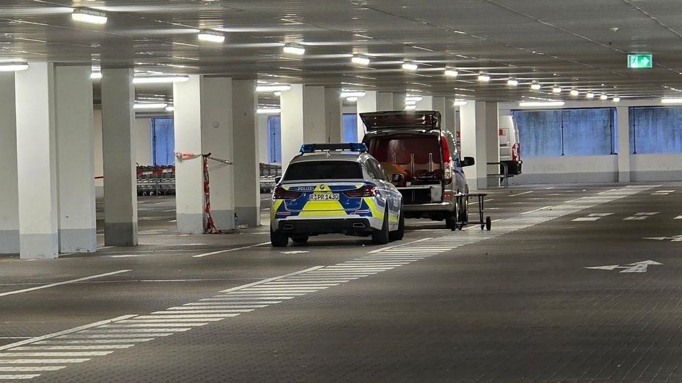 Fahrzeug und Polizeiauto in Tiefgarage | Bild:BR