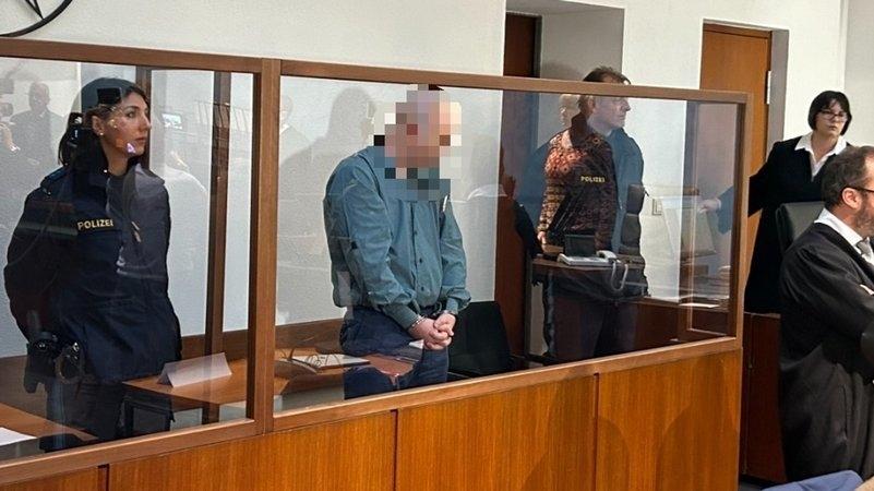 Ein heute 26-Jähriger bricht in ein Kinderheim in Wunsiedel ein und vergewaltigt eine Zehnjährige. Anschließend soll ein Elfjähriger das Mädchen umgebracht haben. 