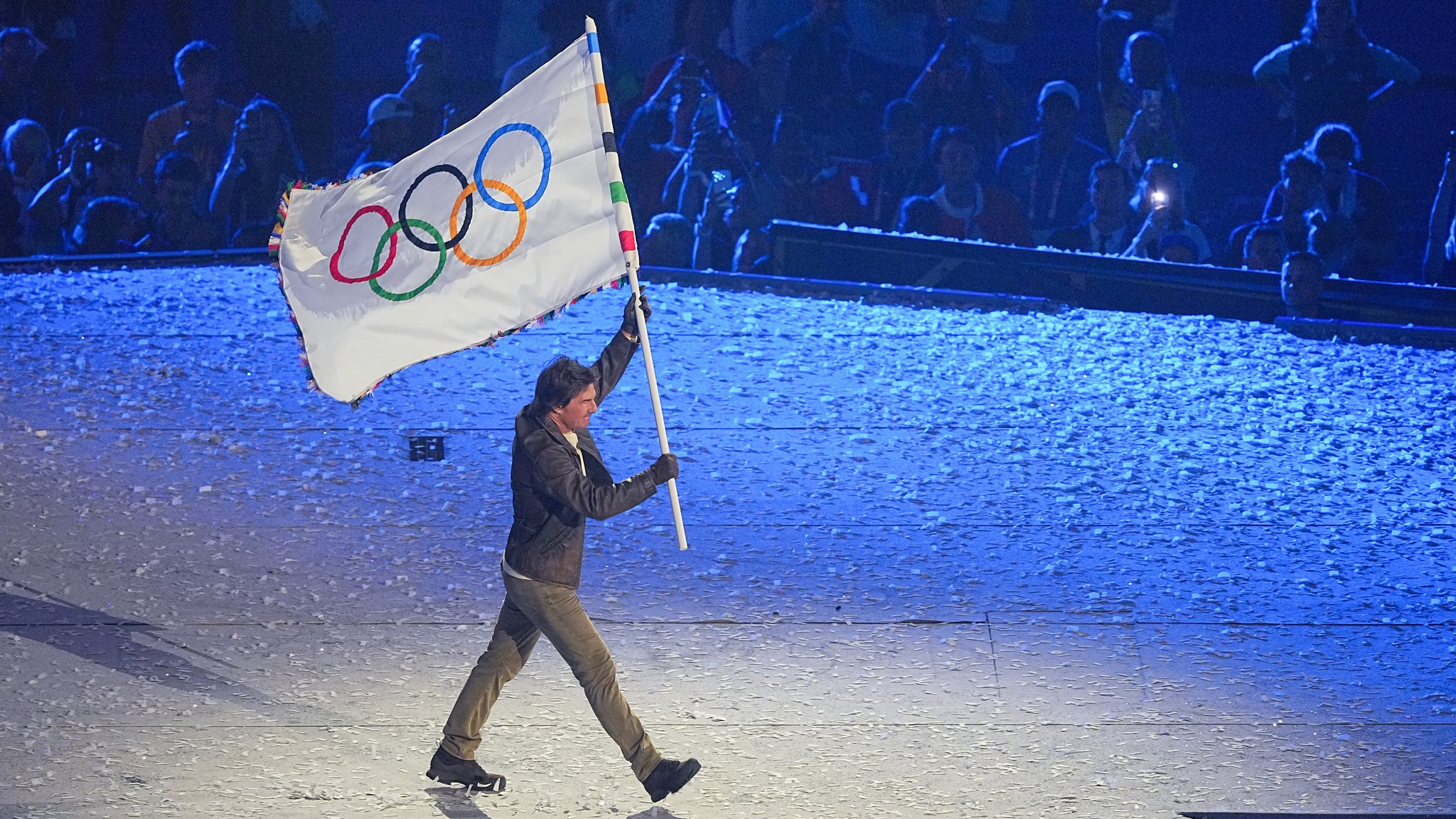 Olympia, Paris 2024, Stade de France, US-Schauspieler Tom Cruise hält während der Schlussfeier die olympische Fahne.