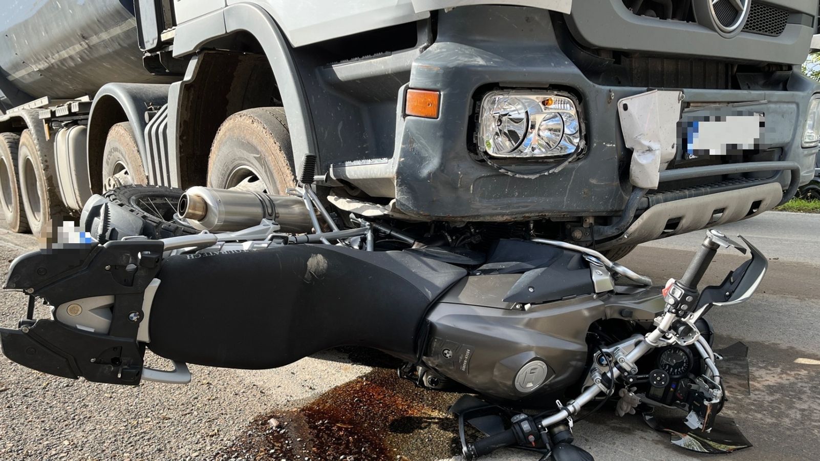 Schwerer Unfall zwischen Motorrad und Auto