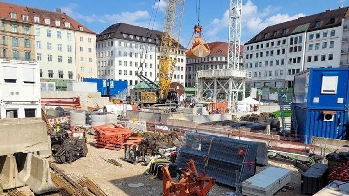 Blick hinter den Bauzaun auf die Baustelle der 2. Stammstrecke am Münchner Marienplatz, Foto vom Tag der offenen Baustelle am 08.06.2024.