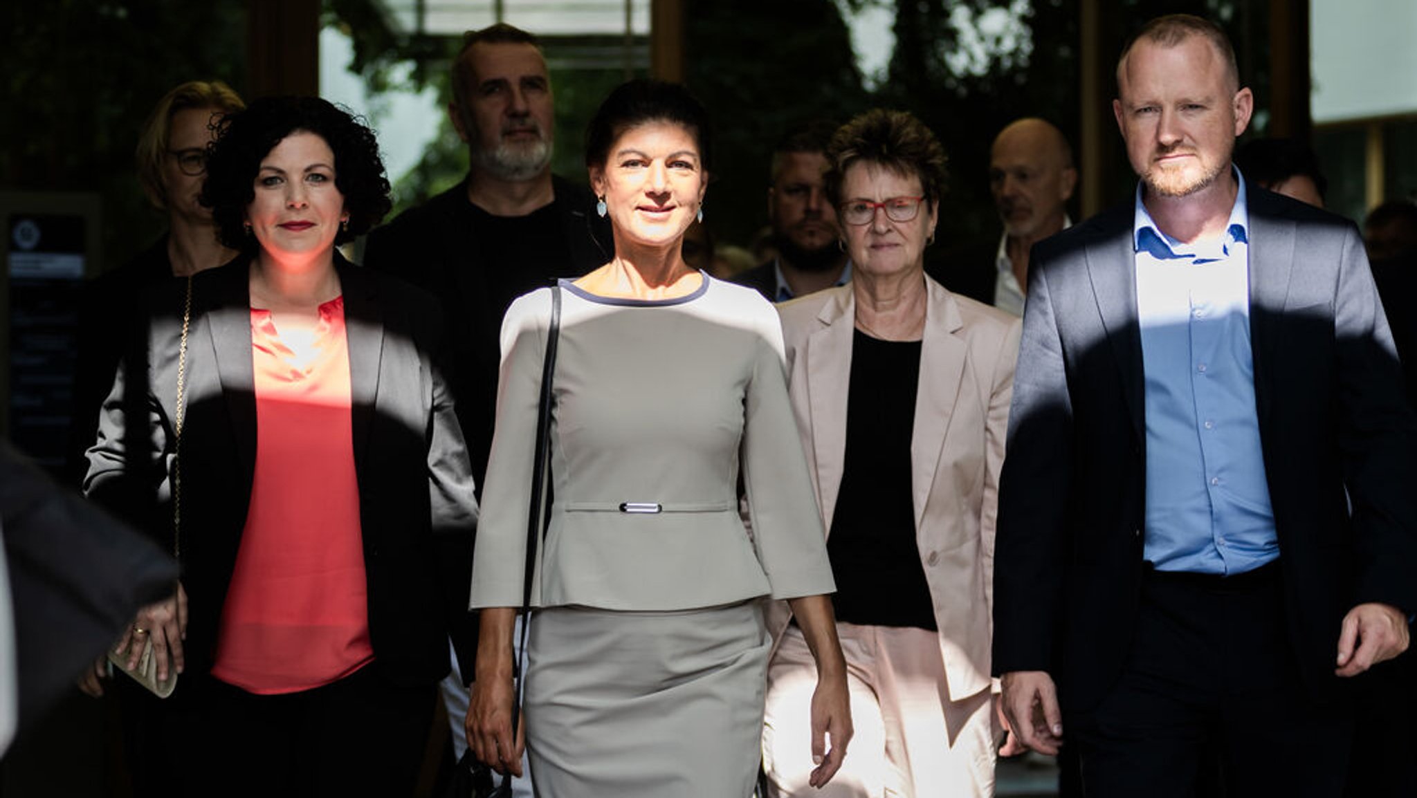 02.09.2024, Berlin: Amira Mohamed Ali (l-r), Parteivorsitzende des Bündnis Sahra Wagenknecht (BSW), Sahra Wagenknecht (von der M, r-l), Parteivorsitzende des Bündnis Sahra Wagenknecht (BSW), Sabine Zimmermann, Spitzenkandidatin des Bündnis Sahra Wagenknecht (BSW) in Sachsen, und Christian Leye, Generalsekretär des Bündnis Sahra Wagenknecht (BSW), verlassen nach einer Pressekonferenz zu den gestrigen (01.09.2024) Landtagswahlen in Sachsen und Thüringen die Bundespressekonferenz. Foto: Christoph Soeder/dpa +++ dpa-Bildfunk +++