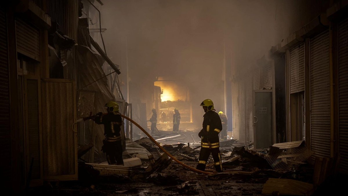Feuerwehrleute bekämpfen Brände nach den jüngsten Angriffen auf Odessa. 