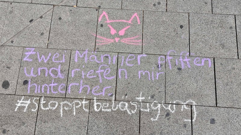 Symbolbild Catcalling: "Zwei Männer pfiffen und riefen mir hinterher - #stoppbelästigung" steht mit Kreide geschrieben in einer Fußgängerzone. | Bild: picture alliance/dpa | Lukas Fortkord Symbolbild Catcalling: "Zwei Männer pfiffen und riefen mir hinterher - #stoppbelästigung" steht mit Kreide geschrieben in einer Fußgängerzone.