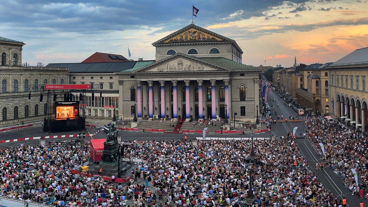 Der Platz vor dem Münchner Nationaltheater ist voller Menschen, die der Opernübertragung lauschen.