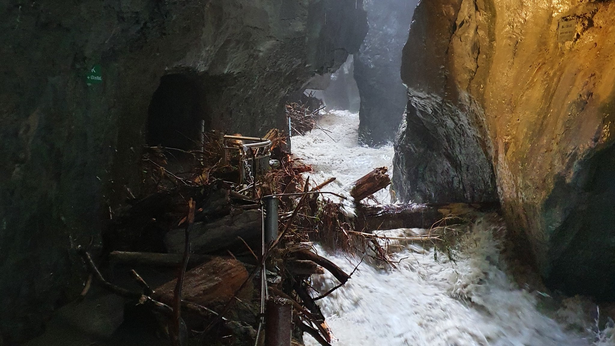 Schwemmholz auf dem Weg der Partnachklamm