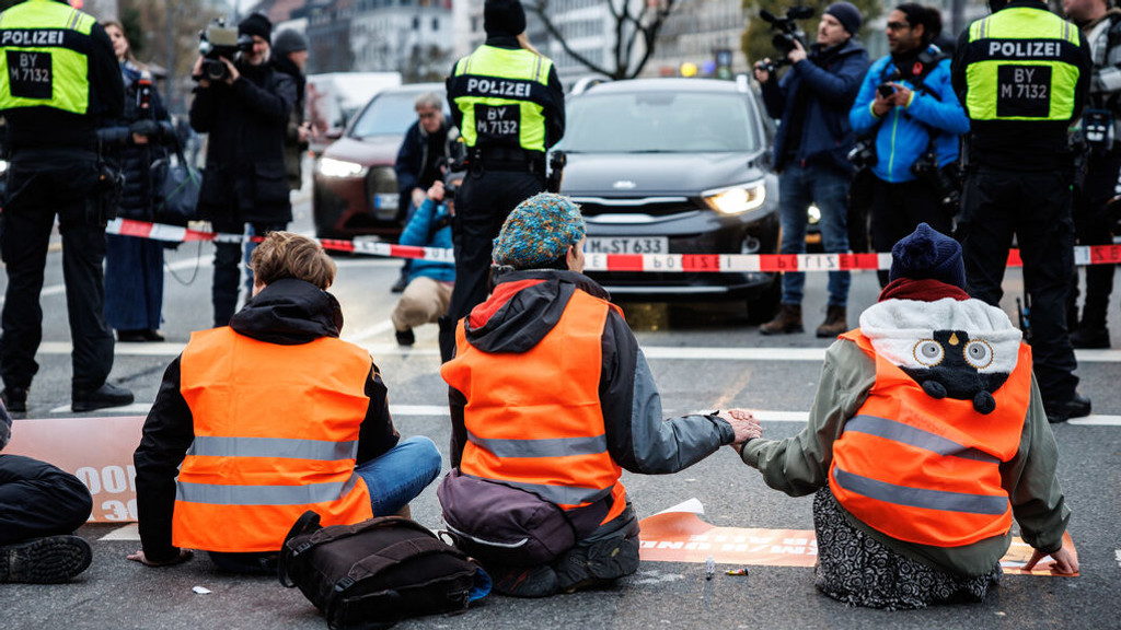 Aktivisten der Klimaschutz-Initiative ·Letzte Generation· haben sich am Stachus mit ihren Händen auf die Straße geklebt.