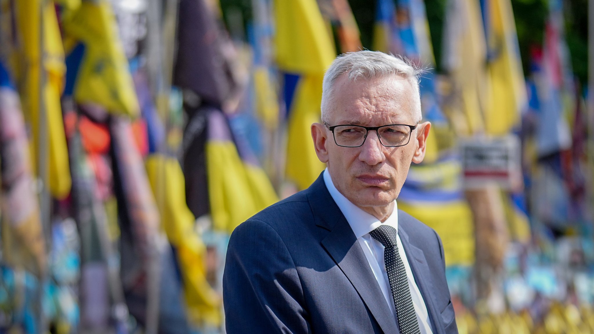 Martin Jäger, deutscher Botschafter in der Ukraine, geht über den Maidan in der ukrainischen Hauptstadt Kiew. | Bild: dpa-Bildfunk/Kay Nietfeld Martin Jäger, deutscher Botschafter in der Ukraine, geht über den Maidan in der ukrainischen Hauptstadt Kiew.