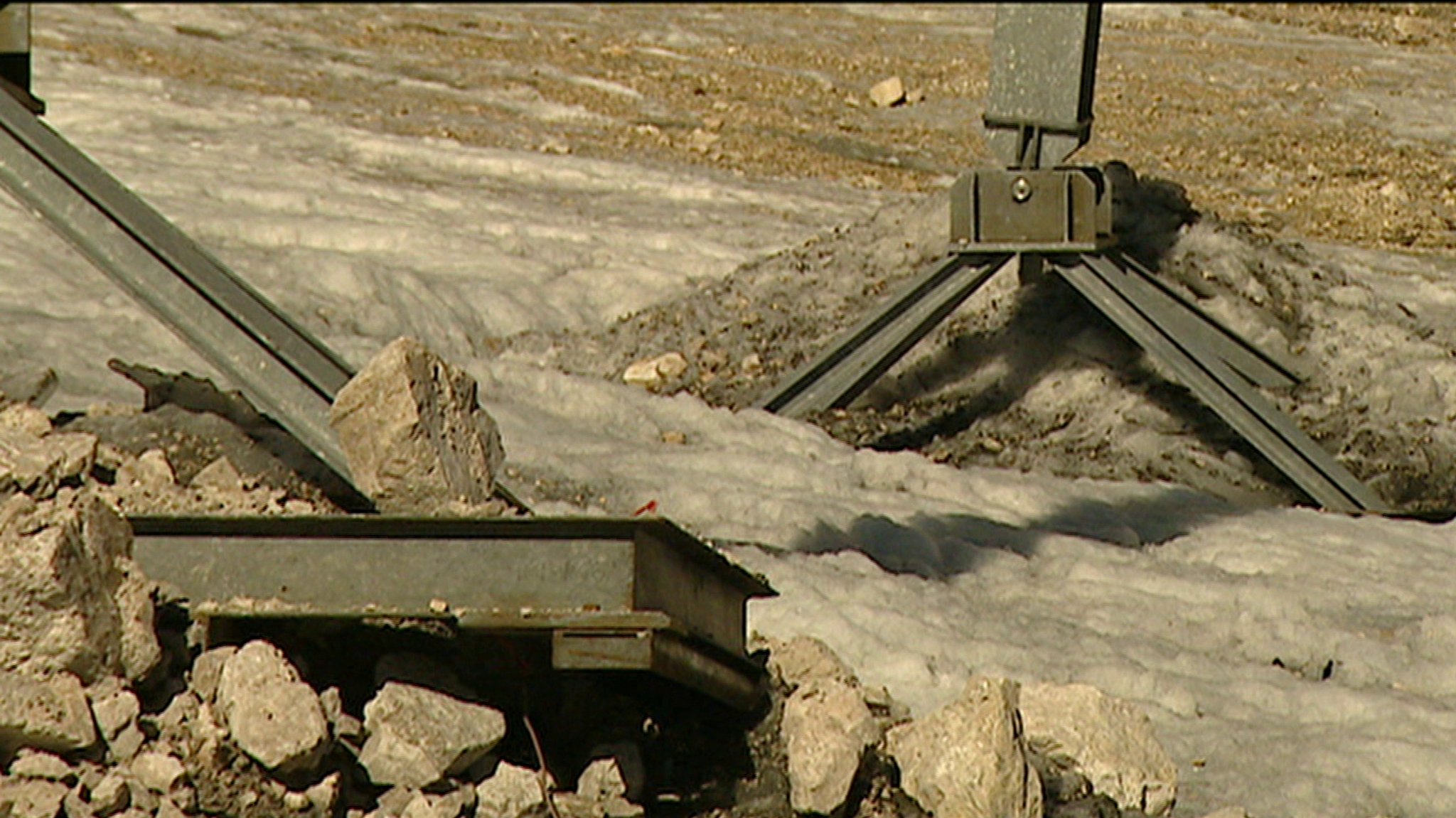 Die Stützen für den Lift sind auf Eis gebaut, doch das schmilzt immer weiter. | Bild: BR Archiv Die Stützen für den Lift sind auf Eis gebaut, doch das schmilzt immer weiter.