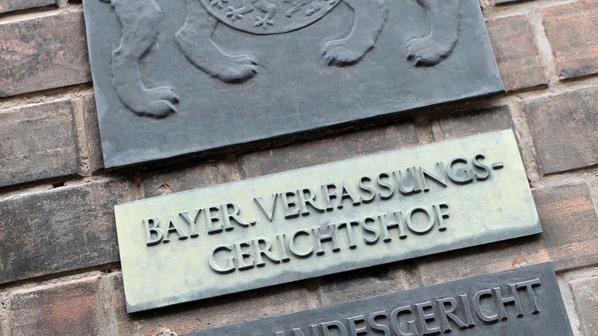 Schild am Gebäude des Bayerischen Verfassungsgerichtshofs, aufgenommen am 16.11.12