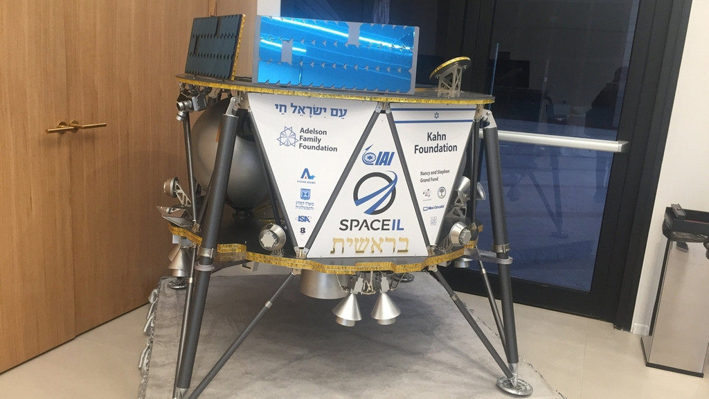 Ein Modell des israelischen Raumfahrzeugs Beresheet der israelischen Organisation SpaceIL in Ramat Gan. Die Mondsonde startete am 22.02.2019 ins All