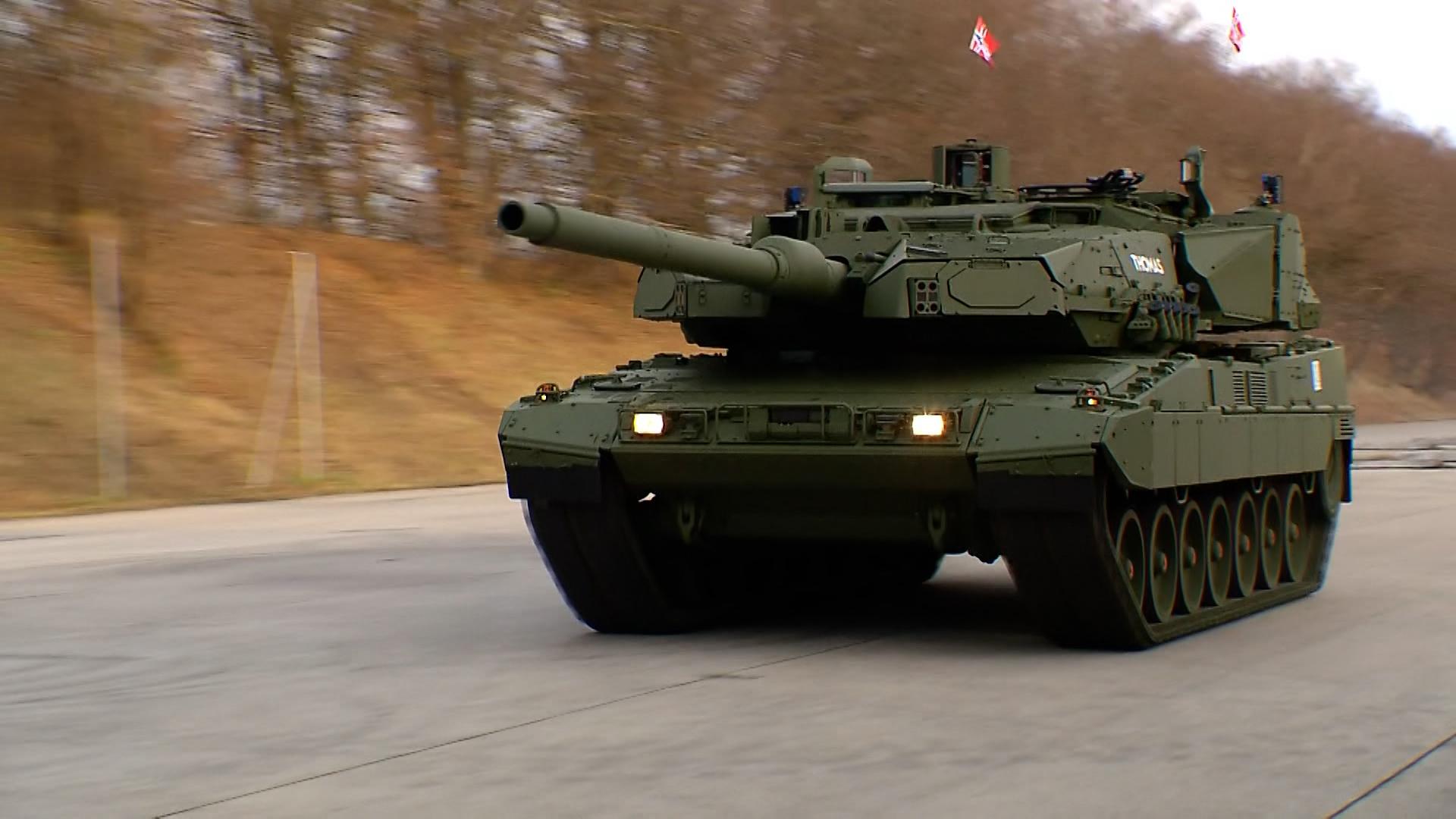 Verteidigungsminister besucht Panzer-Hersteller