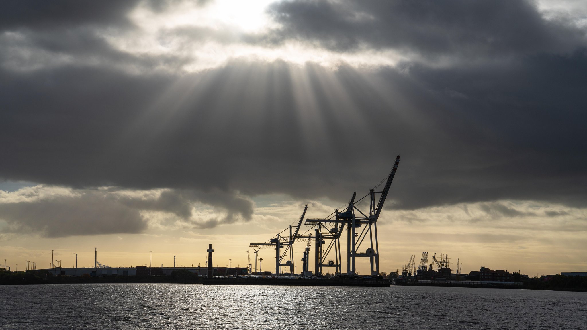 Gewitterwolken über Kränen im Hamburger Hafen