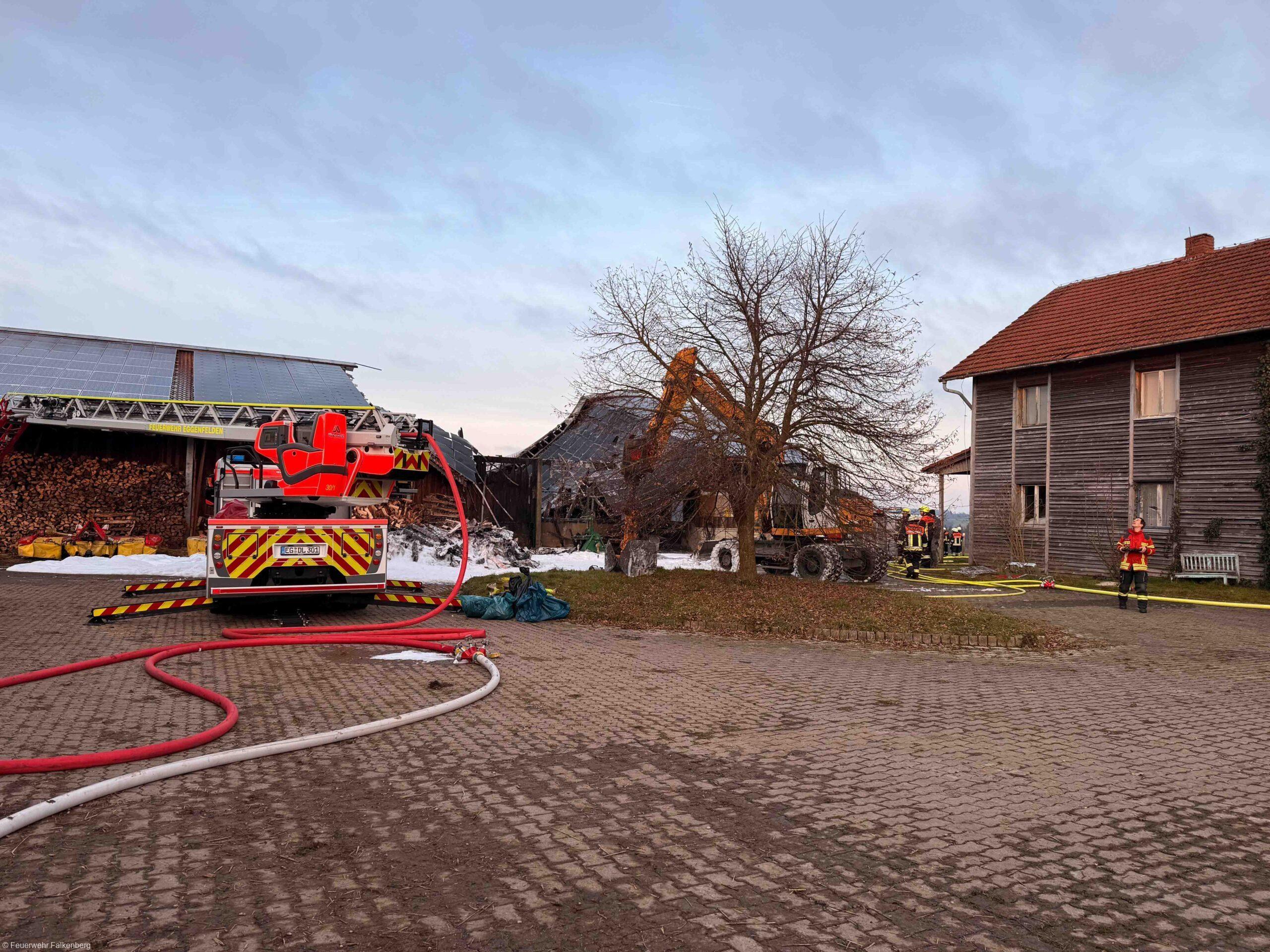 Feuerwehr-Drehleiterfahrzeug vor dem teilweise eingestürzten Stall