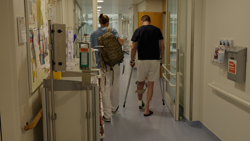 Ein im Ukraine-Krieg verwundeter Soldat mit einem Pfleger im Uniklinikum Regensburg