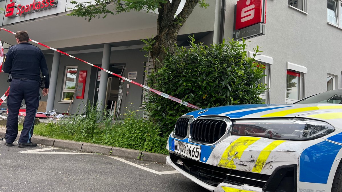 Geldautomat der Sparkasse im Ortskern von Kist bei Würzburg gesprengt
