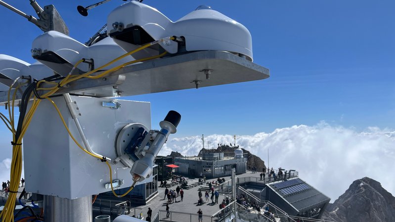 Messgeräte und Gipfelbauwerke auf der Zugspitze | Bild: BR/Dr. Georg Bayerle Messgeräte und Gipfelbauwerke auf der Zugspitze