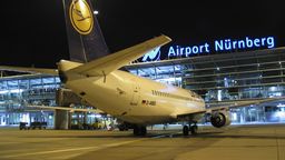 Ein Flugzeug steht bei Nacht vor dem Airport Nürnberg | Bild:Airport Nürnberg