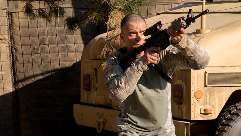 Ständig umzingelt: Orlando Bloom als US-Kommandant in "The Outpost" (Filmszene)