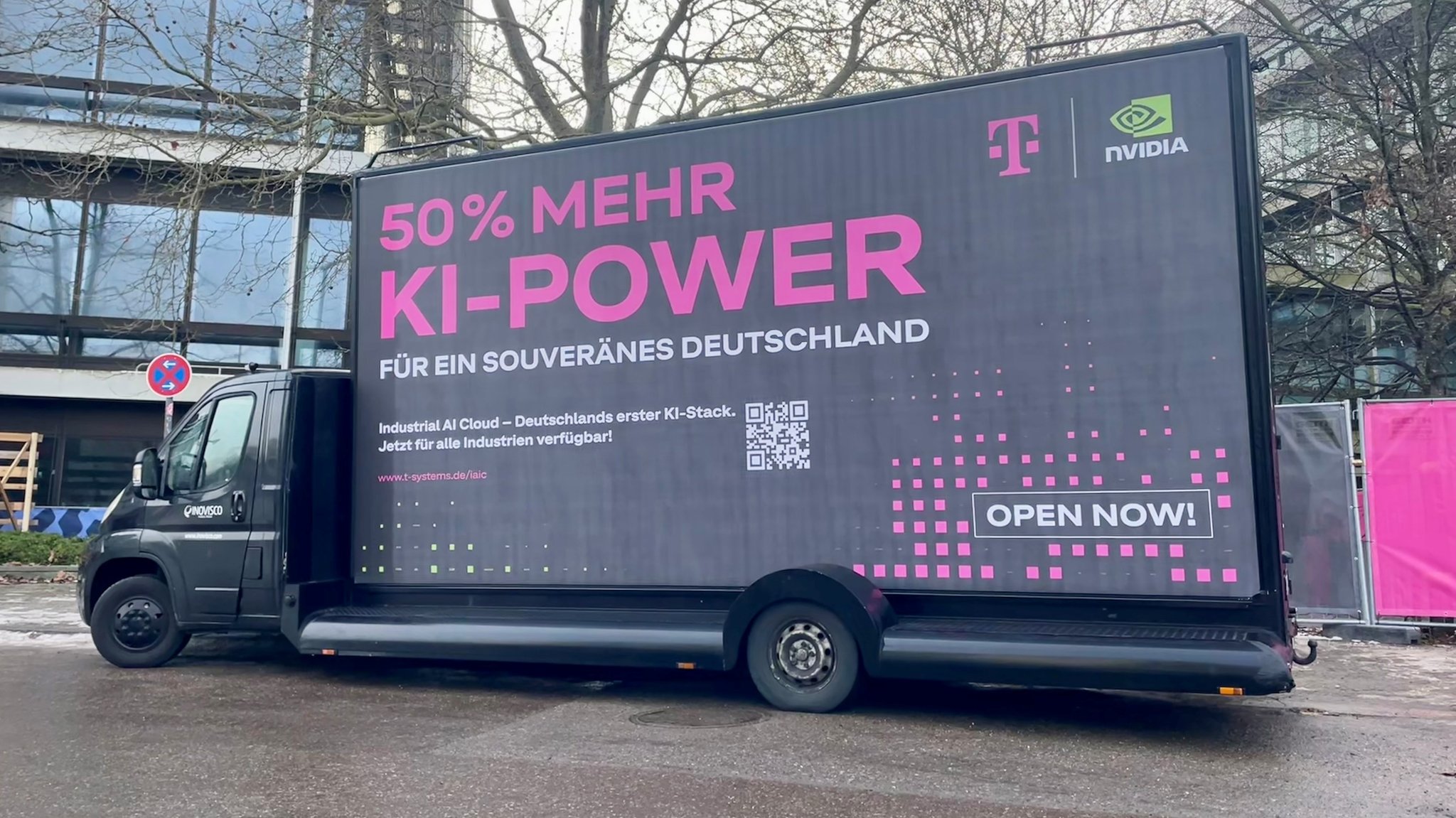 Ein Werbebanner vor der Münchner KI-Fabrik wirbt mir einer deutlich gestiegenen KI-Rechenleistung in Deutschland